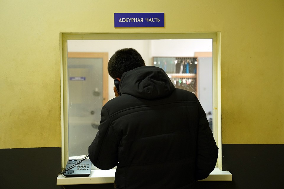 Пропажу банковской карты мужчина обнаружил уже дома, но сразу же понял у кого она