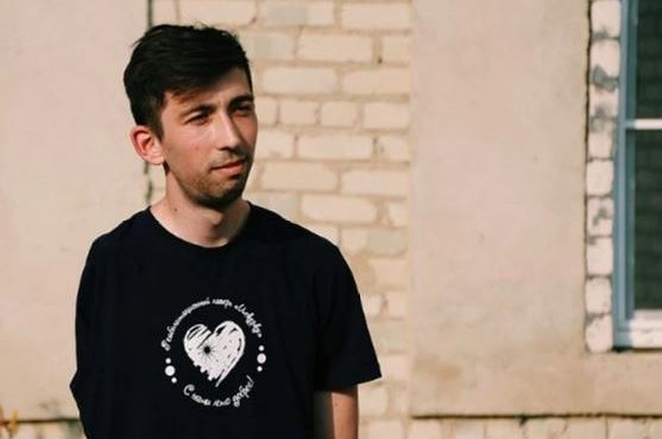 22-летний параспортсмен Семен Дунаев - инструктор по плаванию, помогает таким же подросткам, как и он, бороться с болезнью.