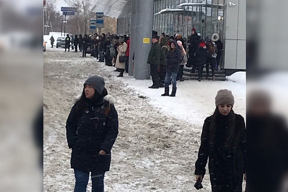 Люди час не могли уехать с Речного вокзала.