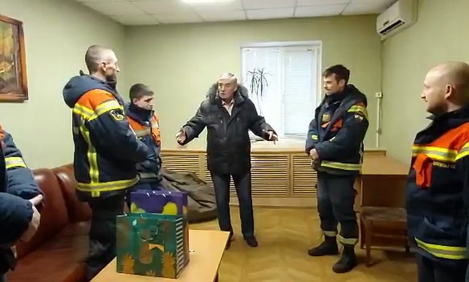 К спасателям редко приезжают спасенные с подарками