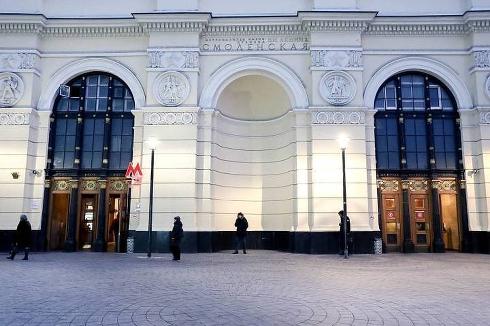 Станция «Смоленская» Арбатско-Покровской линии московского метрополитена закрылась до июня 2021 года. Фото: Сергей Фадеичев/ТАСС