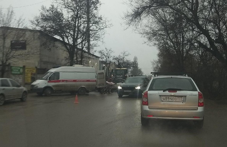 На место аварии прибыла бригада "скорой помощи"