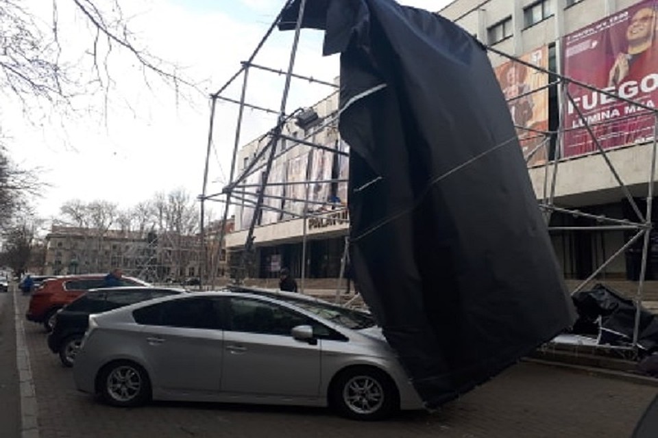 Ветер повалил металлическую конструкцию на припаркованные автомобили.