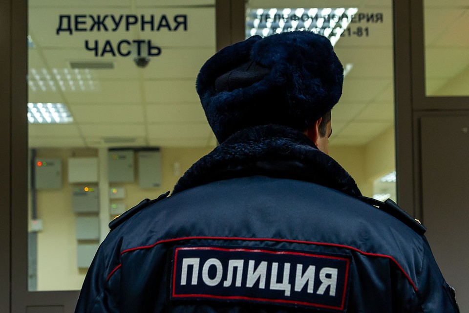 В настоящее время полиция проводит проверку и разыскивает нападавших.