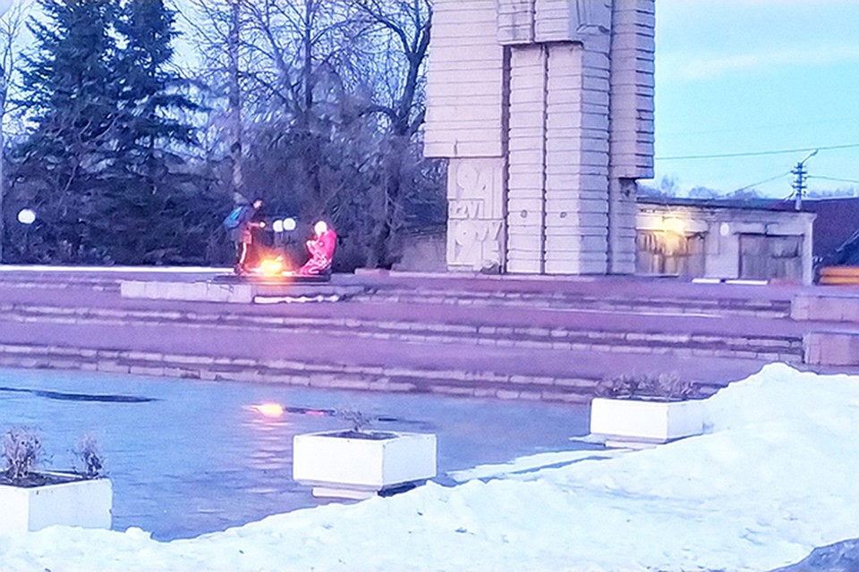 В Бежецке школьники жарили зефирки на Вечном огне Фото: vk.com/"Бежецк"/Егор Грачев