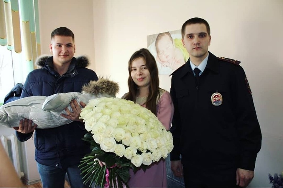 Экстренные роды прошли благополучно, в благодарность счастливые родители предложили капитану полиции стать крестным малышке ФОТО: пресс-служба УМВД России по Хабаровскому краю