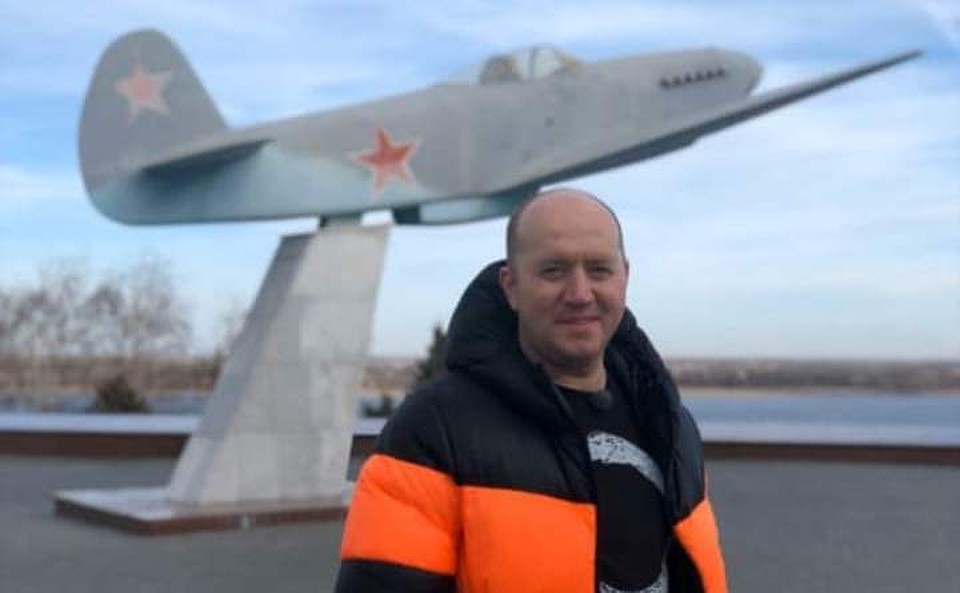 !А ведь когда-то я учился в Волгограде на летчика" - подписал свое фото в инстаграме Сергей Бурунов.