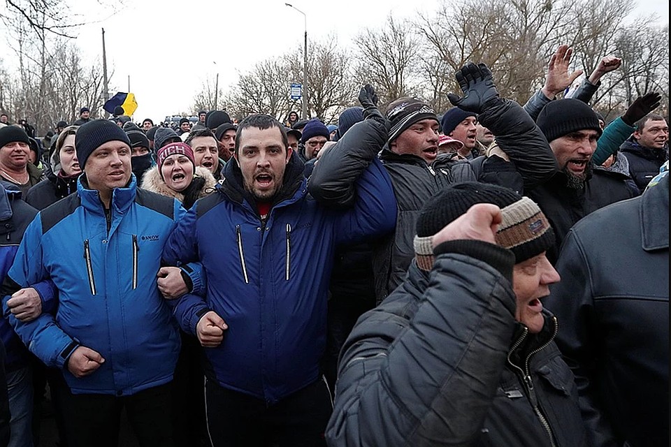 Украинцев, вывезенных из Уханя, забросали камнями под Полтавой