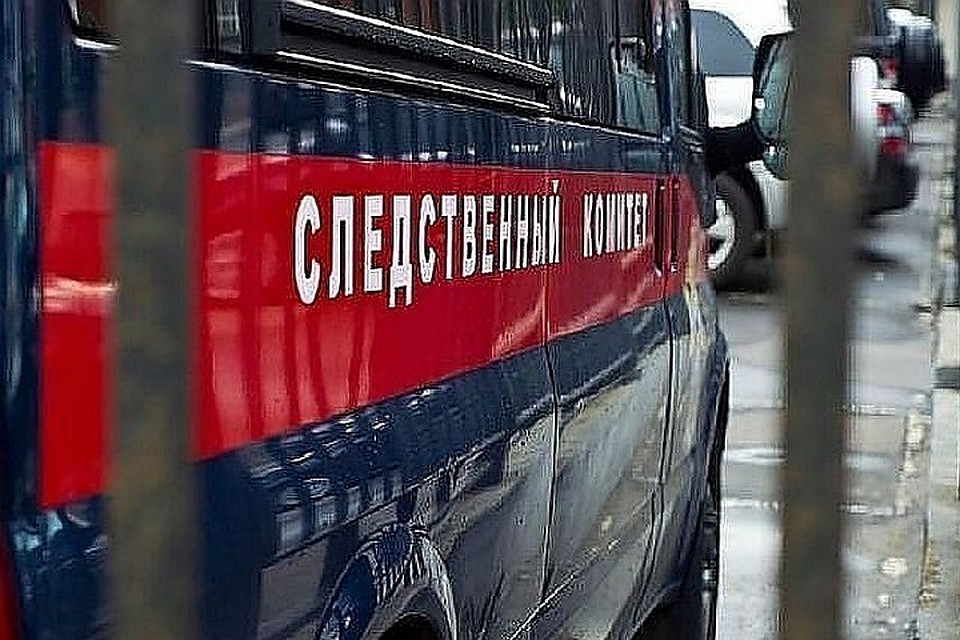 Сотрудники следственного комитета изъяли ряд документов.