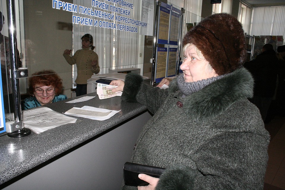 Пенсионерка совершает платеж.