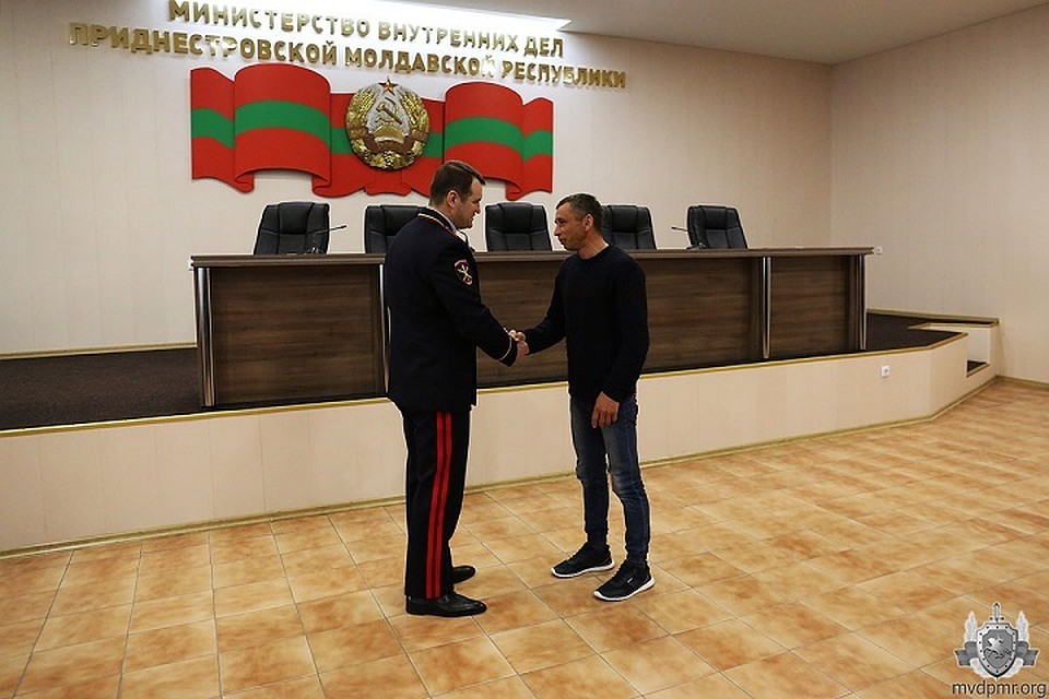 Награду герою вручил глава МВД Руслан Мова (Фото: МВД Приднестровья).