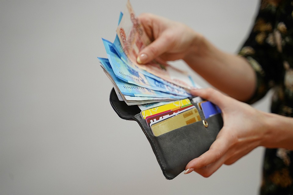 Всю зарплату, которую начисляли несуществующему работнику, женщина забирала себе.