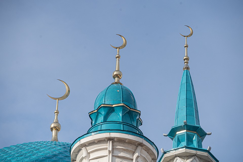 После намаза же, по мнению ДУМ региона, имамам лучше не приветствовать людей рукопожатием.