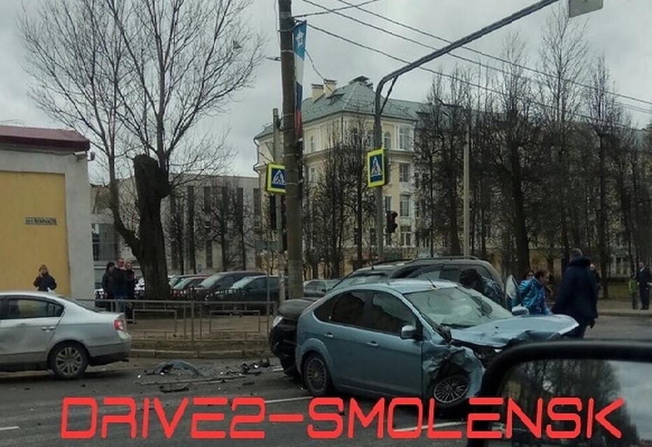 На проспекте Гагарина в Смоленске произошло серьезное ДТП. Фото: ВКонтакте.
