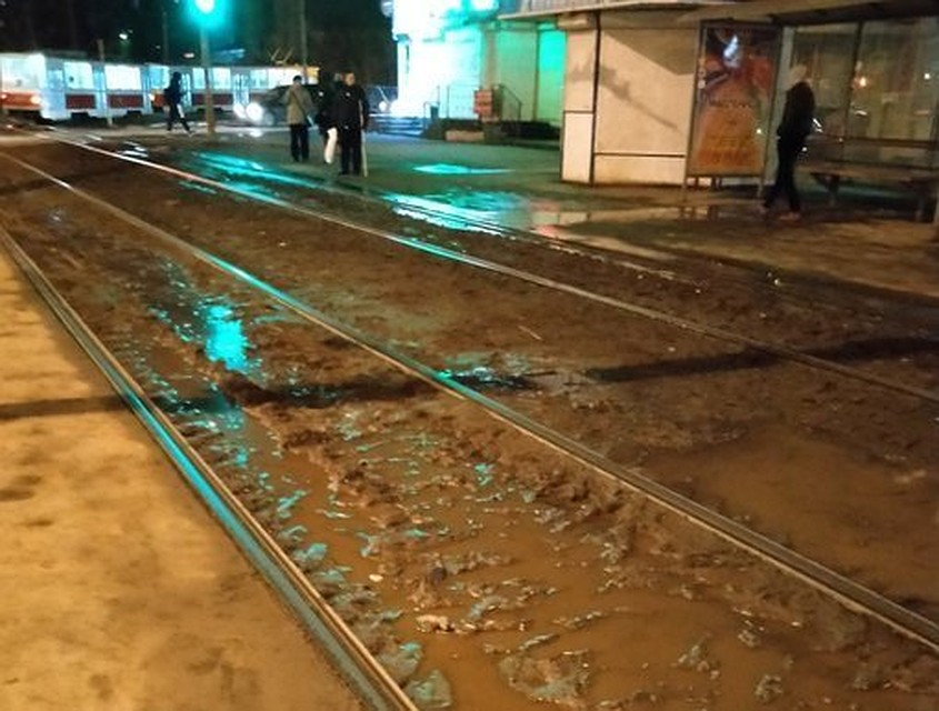 Самарцев возмтила грязь и лужи рядом с остановкой