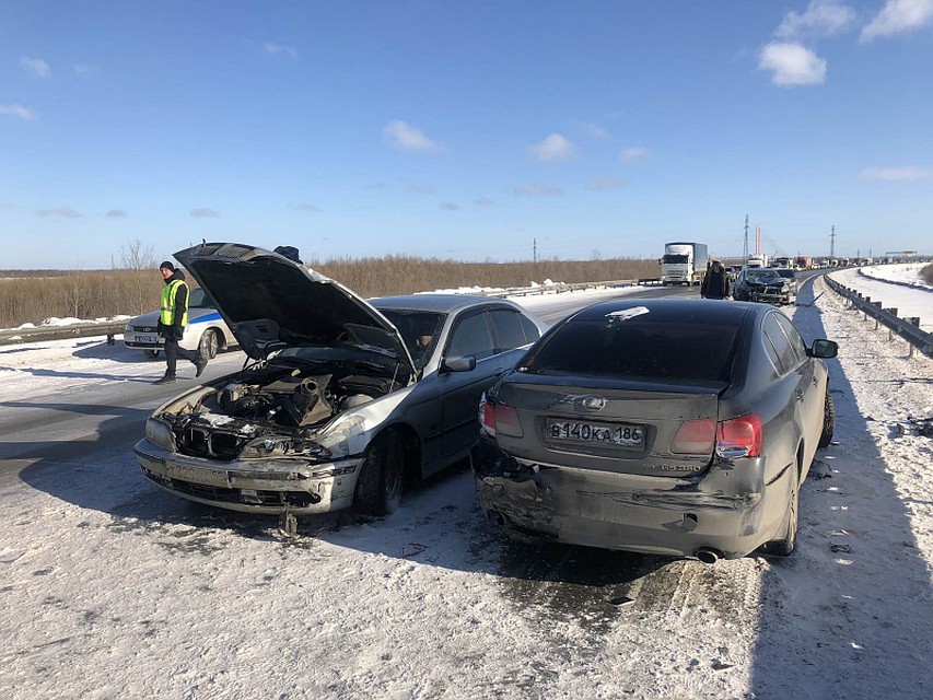 Пять автомобилей столкнулись в Сургутском районе. Фото УМВД ХМАО.