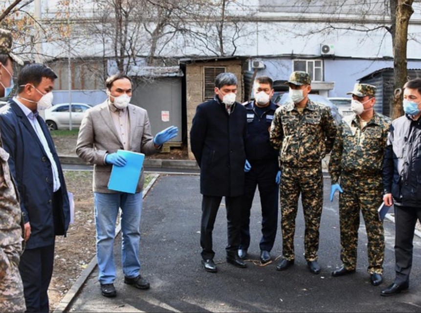 Первый очаг в городе Алматы, подвергнувшийся полному карантину — жилой комплекс «Сункар», расположенный на улице Зенкова 59.