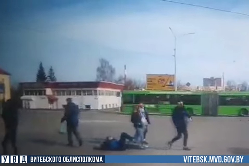 В Полоцке прохожий ударил на улице 14-летнего школьника. Фото: скриншот видео УВД