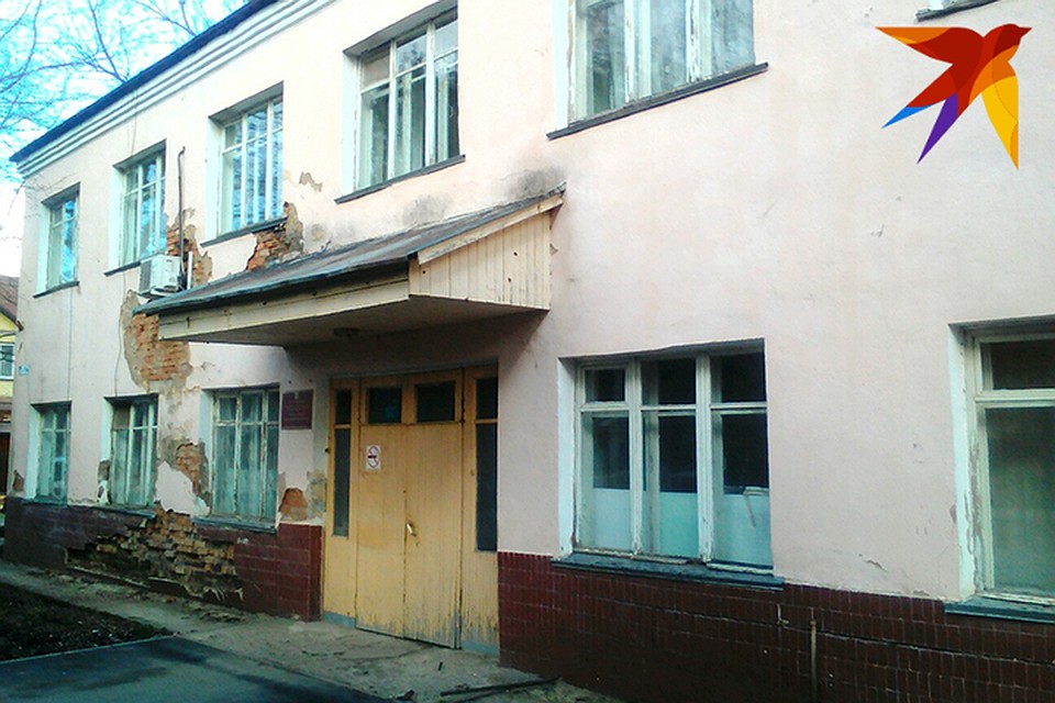 На фасаде больницы обвалилась штукатурка, обнажив старые кирпичи.