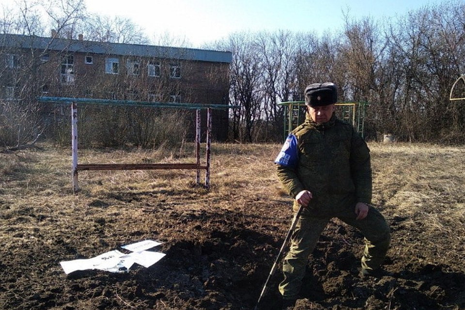 Такие «отметины» оставляют украинские каратели, которые ежедневно обстреливают окраины Донецка. Фото: dnr-sckk.ru