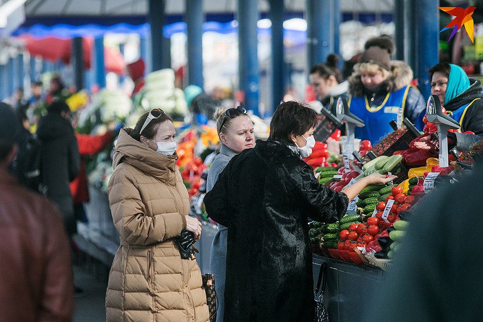 Покупателей на центральном столичном рынке не много и не мало - достаточно