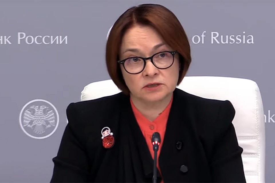 Эльвира Набиуллина надела на лацкан пиджака красную брошь-неваляшку. Глава ЦБ – любитель подобных украшений