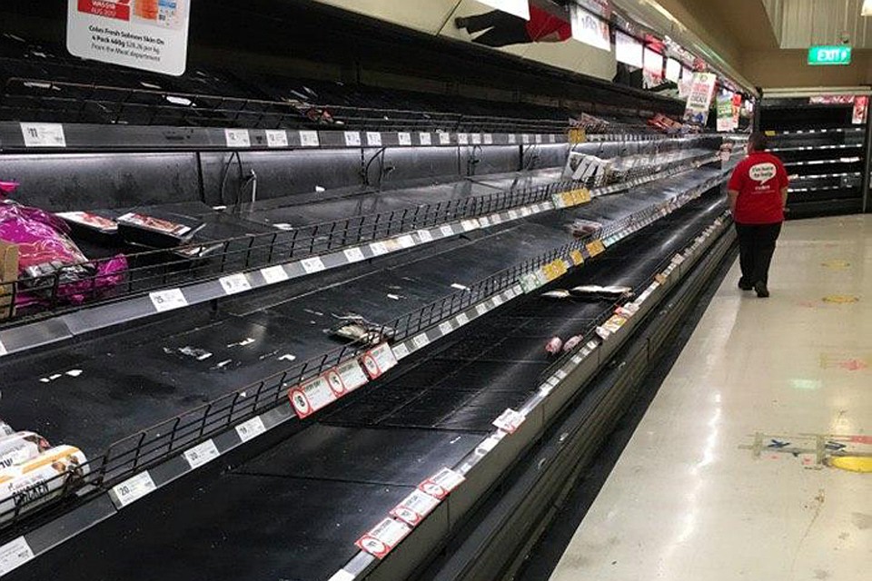 Местные жители скупают продовольствие, стоит ему только появиться в магазинах