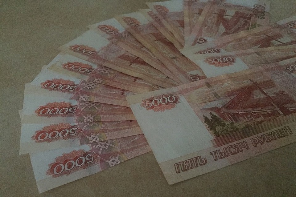 В период с декабря 2018 года по 11 апреля 2019 года преступник получил не менее 46 тысяч рублей за предоставление служебной информации.