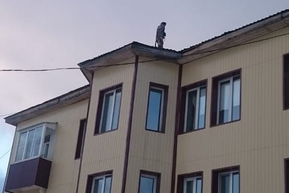 Снесенную ураганом кровлю восстановили в Шерегеше. ФОТО: пресс-служба администрации Таштагольского района