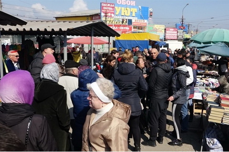 Контролировать общение людей и гигиену на рынках практически невозможно. Фото: mariupolnews.com.ua
