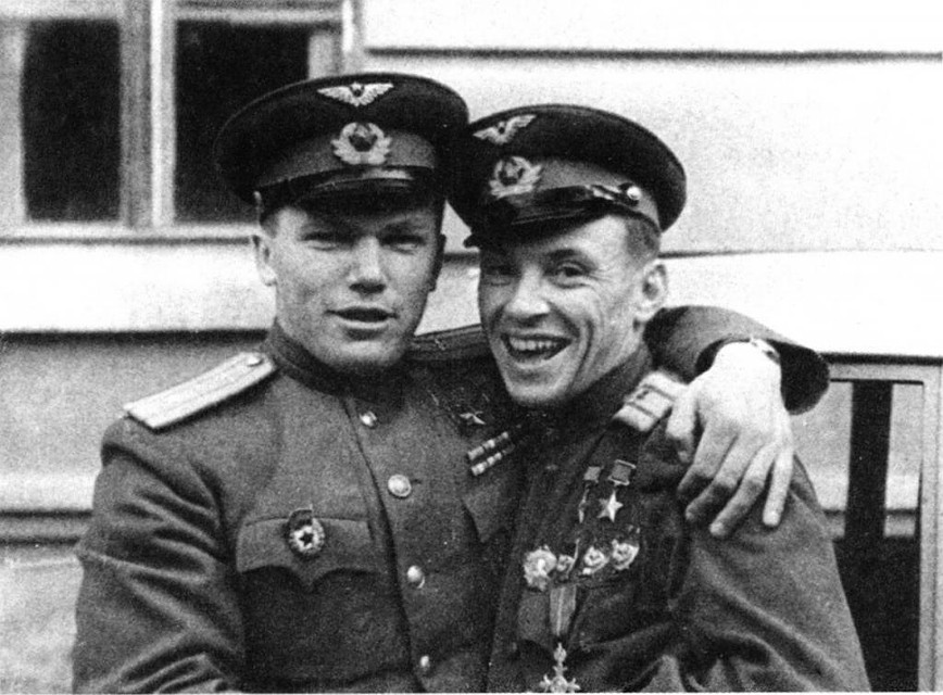 Слева направо: Трижды Герой СССР Иван Кожедуб (Украина) и дважды герой Кирилл Евстегнеев, бывший рабочий ЧТЗ
