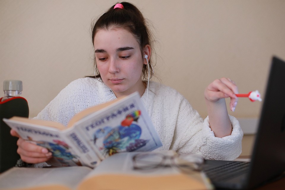 Отдых у школьников скоро закончится, но выходить из дома им все равно не придется.