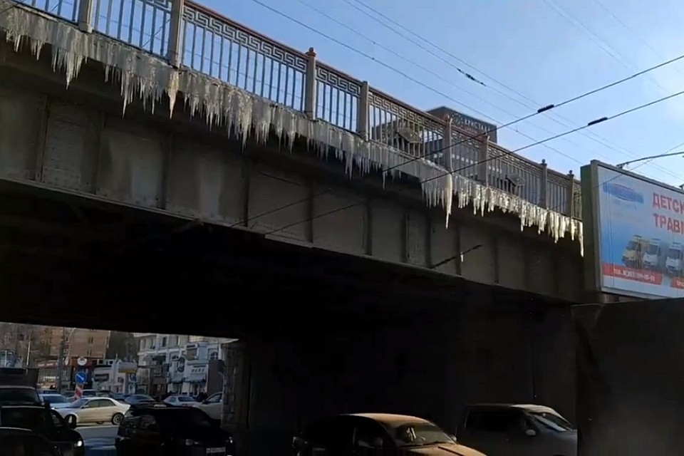 Сосульки нависли над дорогой возле метро «Гагаринская». Фото: стоп-кадр
