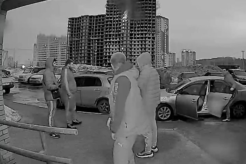 Сибиряк справил нужду в урну у подъезда. Фото: стоп-кадр