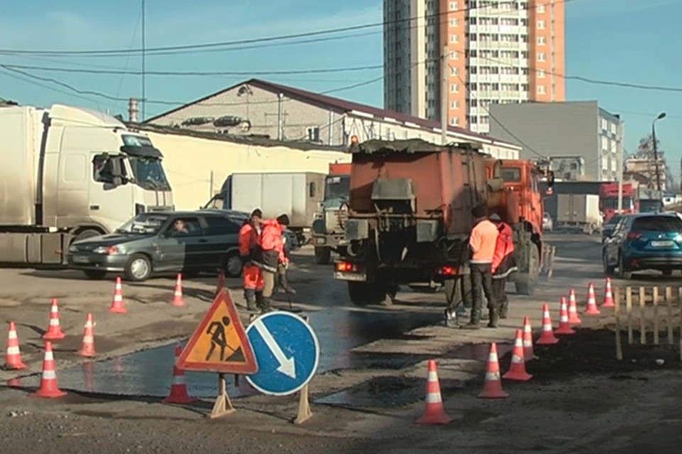 Ремонт асфальта на улице Коминтерна Фото: администрация Твери (скрин видео)