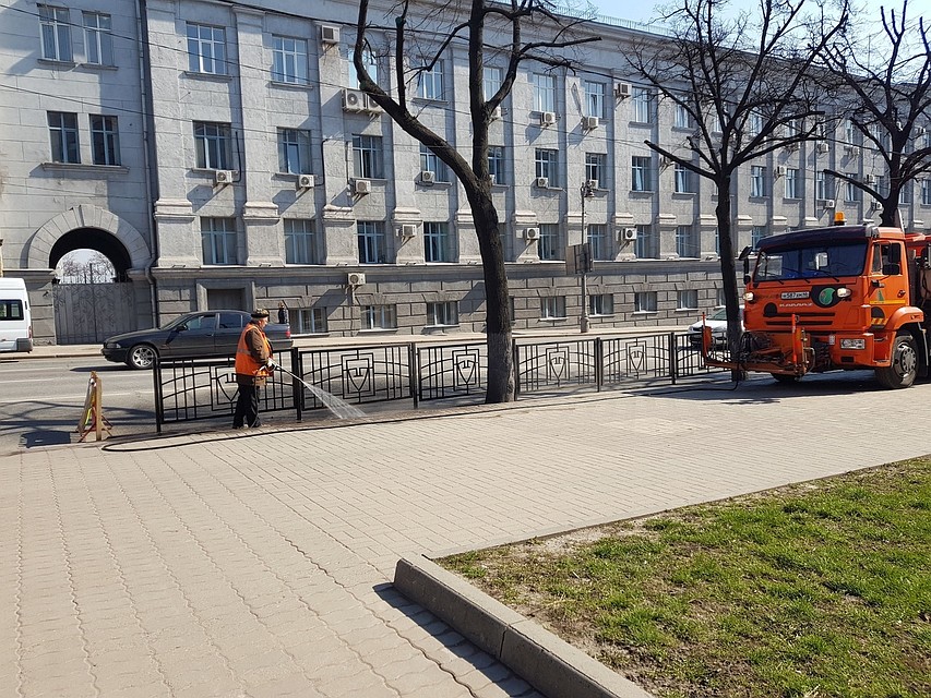Сейчас очищают и красят ограждения на улицах Ленина и Дзержинского