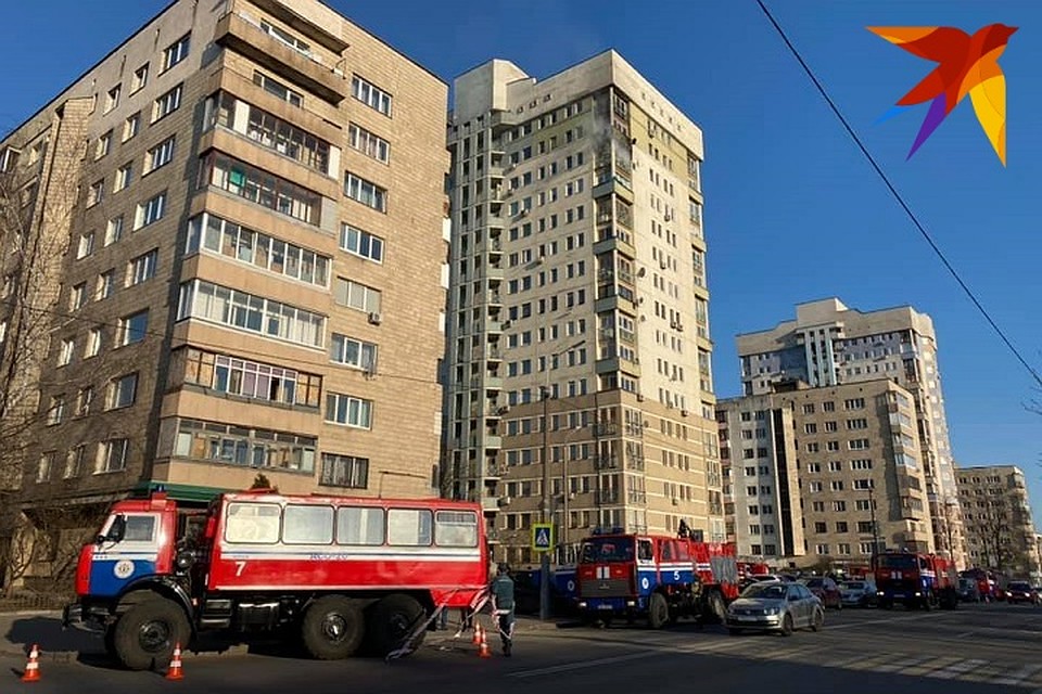 На месте возгорания работали сразу несколько нарядов спасателей. Фото: Людмила Мартинчик.