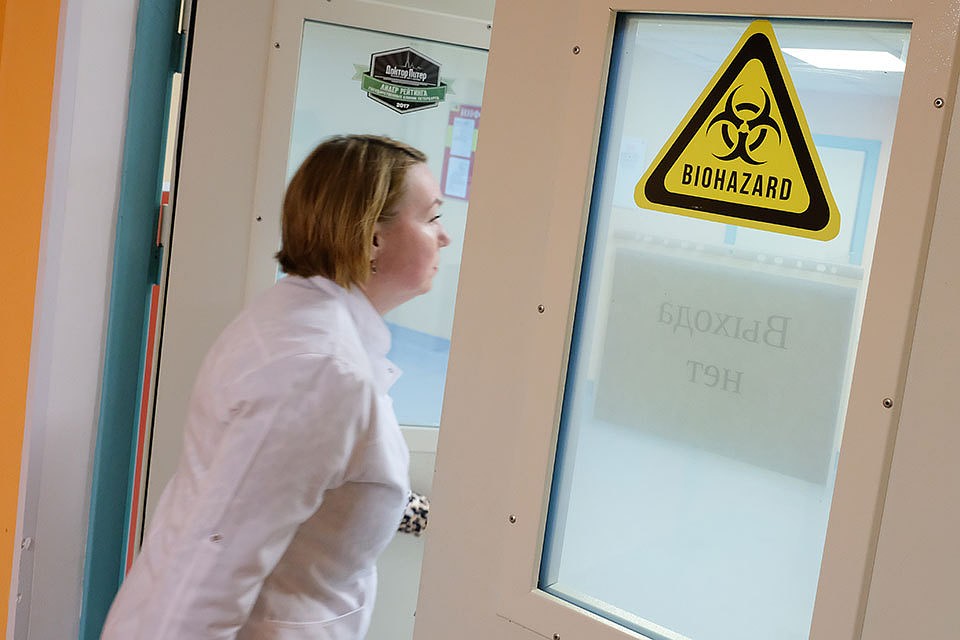 Зарплата вирусологов, на которых сейчас вся надежда, в разы меньше, чем средняя зарплата футболиста заштатного клуба.