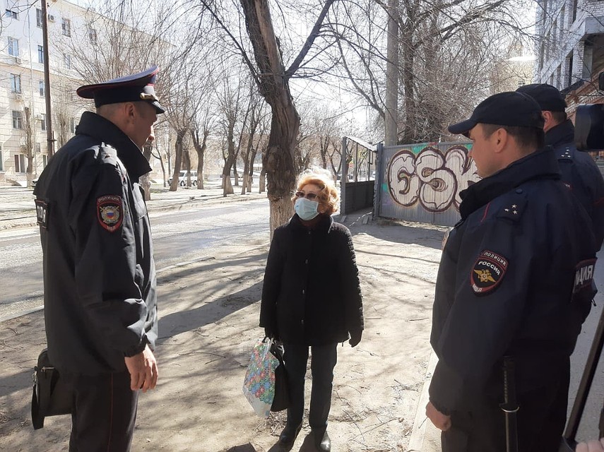 Бабушкам настоятельно рекомендуют не выходить на улицу.