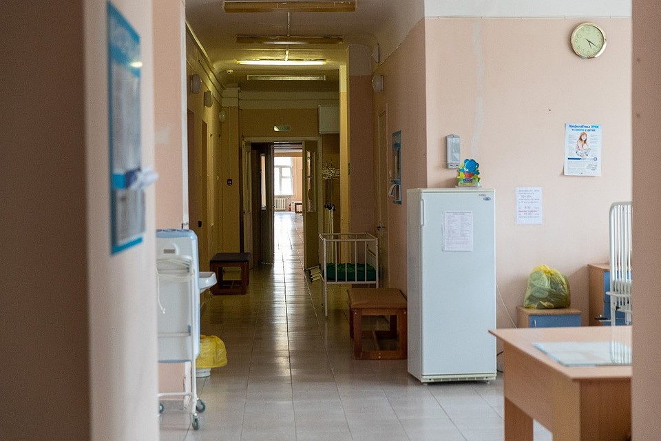 В Псковской инфекционной больнице, куда доставляют коронавирусных пациентов, во время визита туда губернатора Михаила Ведерникова. Фото пресс-службы региональной администрации.