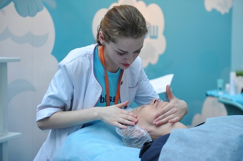 Прилетев из Таиланда, женщина пошла к косметологу, а потом - на работу.