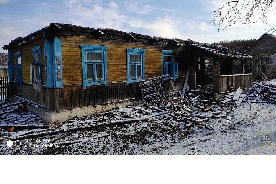 Пожар начался с веранды рядом с которой установили мангал. Фото: МЧС.