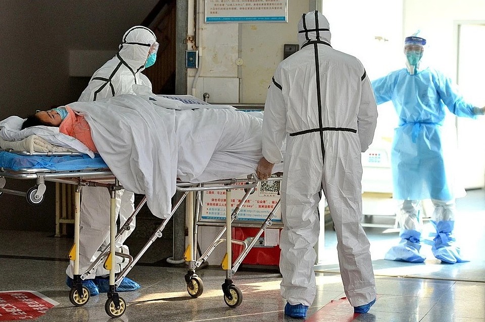 Пожилую женщину увезли из дома в больницу после того, как у нее начались проблемы с дыханием