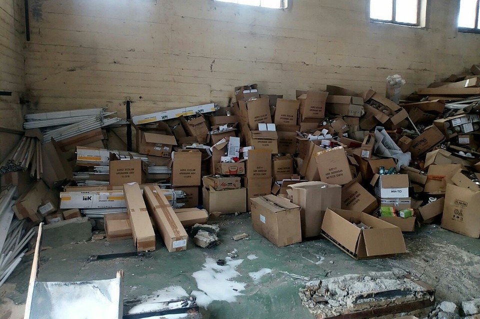 Отходы тайно хранились в одном из зданий бывшего предприятия. Фото: «Гражданский патруль»