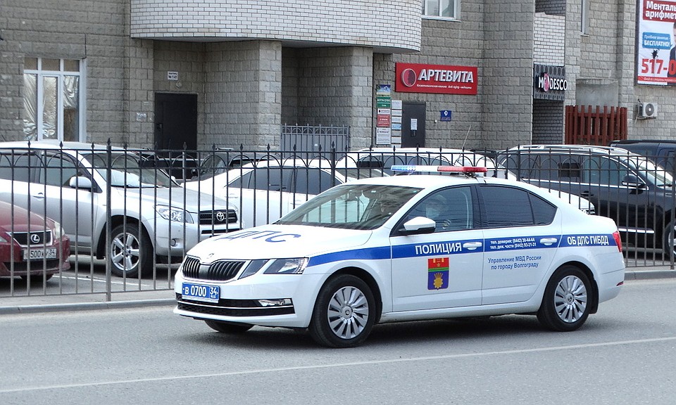 Полицейские с раннего утра патрулируют улицы Волгограда и ищут нарушителей.