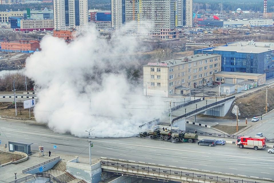 Такой «аэротрубной поливомоечной машиной» дезинфицируют не только дороги, но и тротуары. Фото: Александр Кайнов