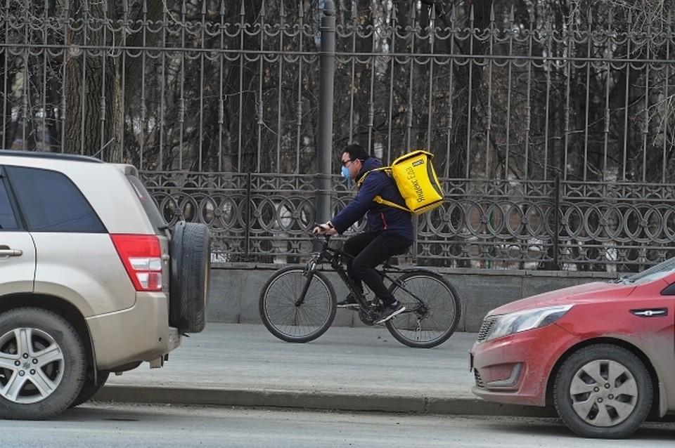 В сервисах доставки продуктов и еды к тому же ввели дополнительные меры, чтобы обезопасить клиентов от распространения коронавируса.