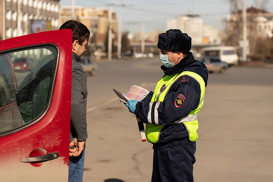 На въезде и выезде из города с сегодняшнего дня будут стоять патрули, которые должны ограничить въезд и выезд.
