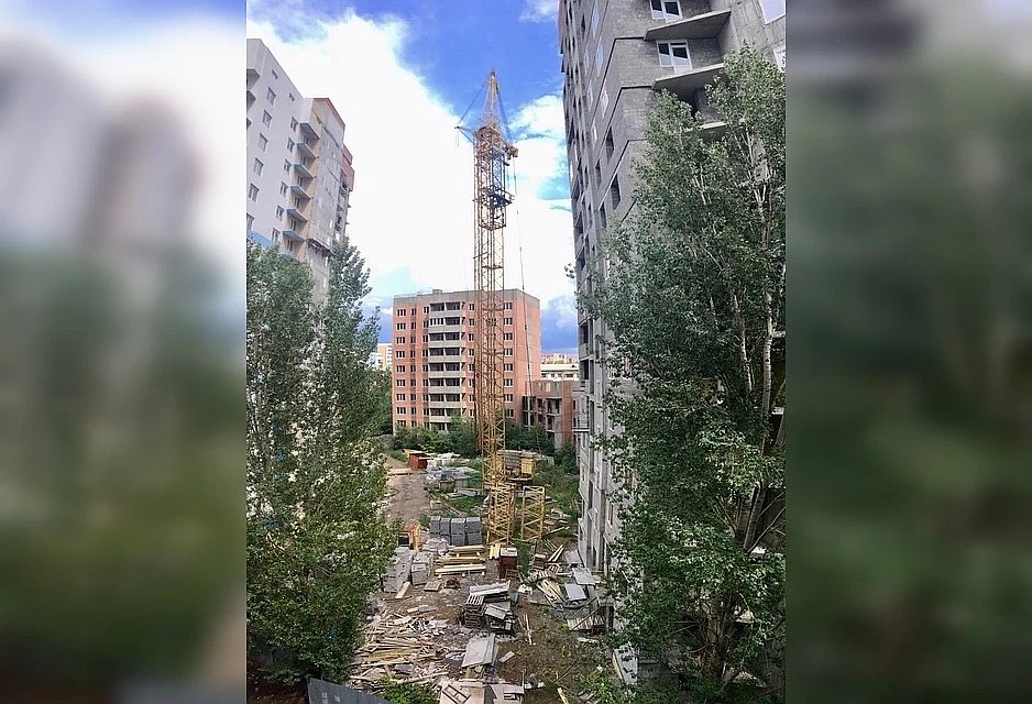 Секция Б на Димитрова должна была стать 10-этажкой, но ее строительство бросили на полпути