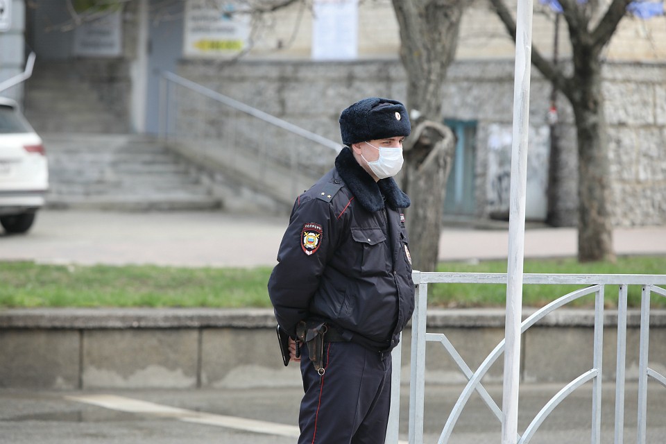 В период пандемии коронавируса нужно сидеть дома.